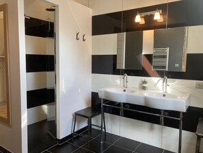 Bañera, secador de pelo, toallas, jabón