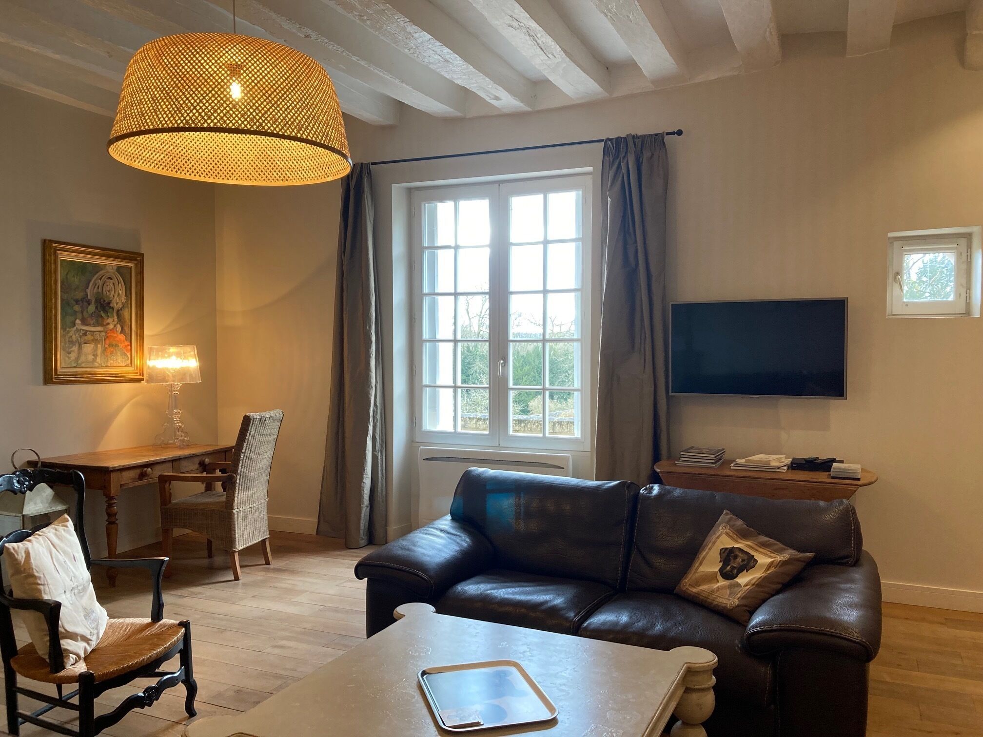 Télévision, lecteur de DVD, livres, chaîne hi-fi