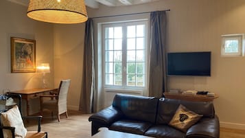 Télévision, lecteur de DVD, livres, chaßne hi-fi