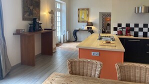 Una cocina moderna con una isla central, muebles de madera y un salpicadero a cuadros.