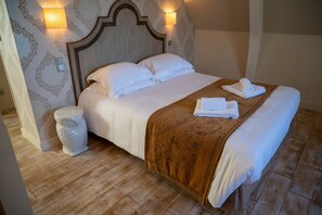 2 bedrooms, desk, iron/ironing board, travel cot - Luxury House on the Chateau des Ormeaux's park. (Nazelles-Négron)