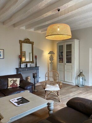 Fernseher, DVD-Player, Bücher, Stereoanlage