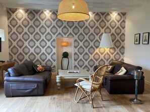 Télévision, lecteur de DVD, livres, chaßne hi-fi