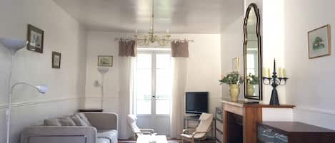 Fernseher, DVD-Player, Bücher, Stereoanlage