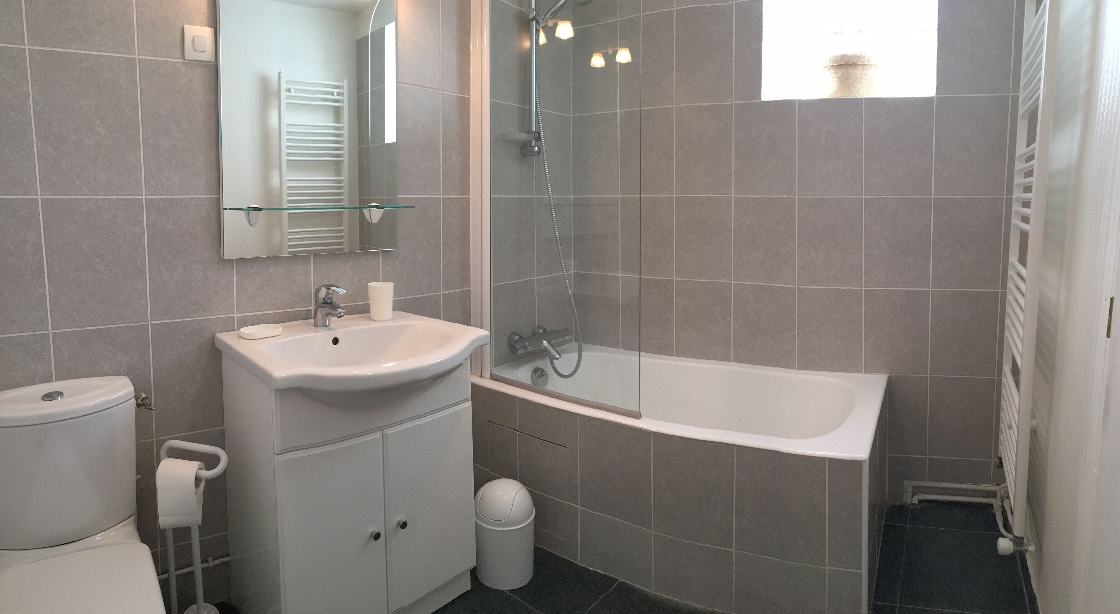 أحواض استحمام، مجففات شعر، مناشف، صابون