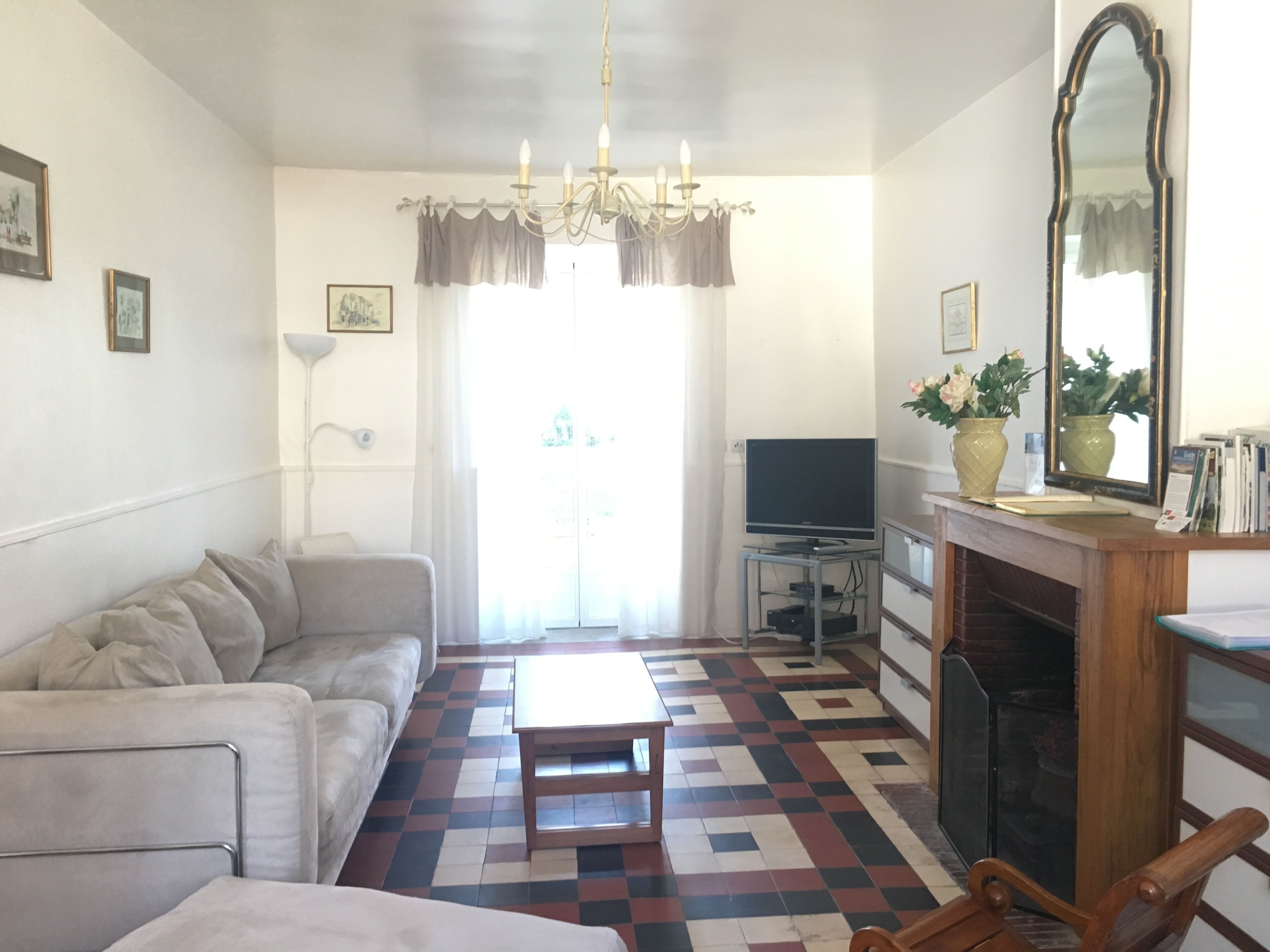 TV, DVD player, books, stereo