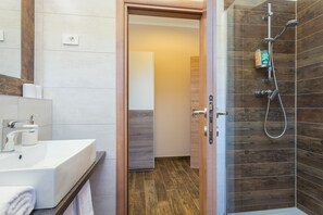 Combined shower/tub, hair dryer, towels, soap - Beautiful villa Toni with private pool for a perfect relaxing holiday (Galižana)