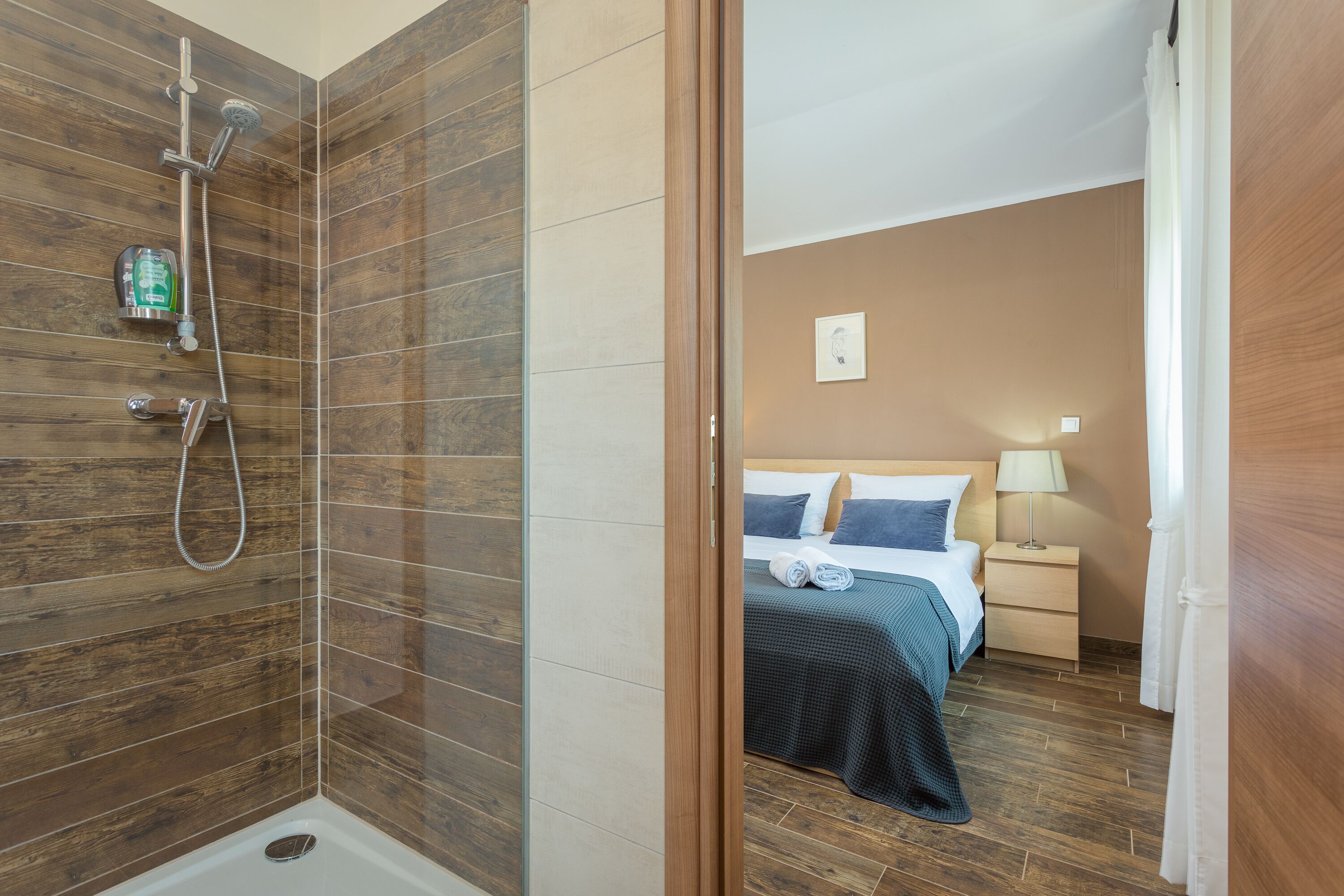 Ein Badezimmer mit Dusche, Toilette und Waschbecken.