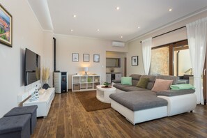 Smart TV, fireplace, books, stereo