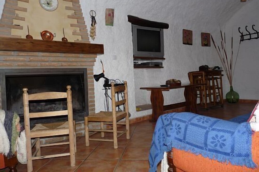 Self catering Cueva El Monterón for 7 people
