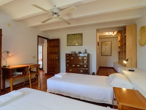 3 soveværelser, strygejern/strygebræt, internetforbindelse, sengetøj