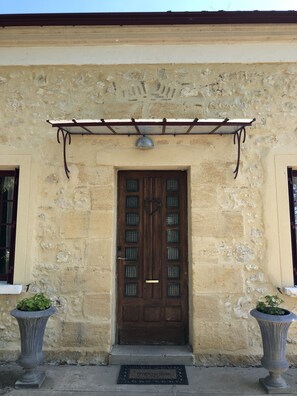 Exterior detail - A charming stone house with unique views of the Dordogne River (Bergerac)