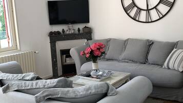 TV, DVD player, table tennis, books
