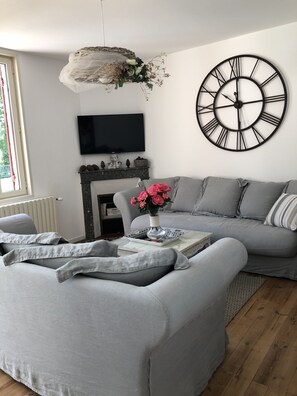 TV, DVD player, table tennis, books
