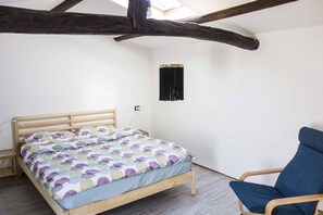 3 habitaciones, escritorio y ropa de cama