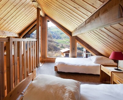 Lovely flat (sleeps 6/8) in chalet 300 m from slopes with shared sauna 