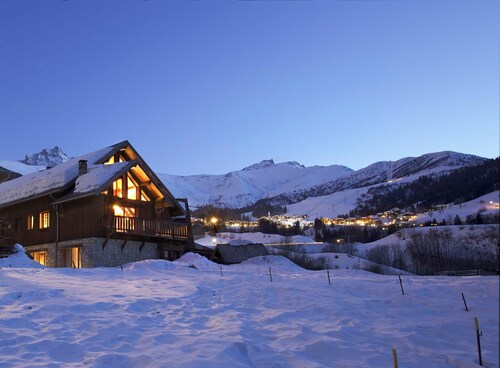 Lovely flat (sleeps 6/8) in chalet 300 m from slopes with shared sauna