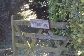 Property grounds - Quiet holiday home in beautiful, secluded 3/4 acre garden. (Brinngham)