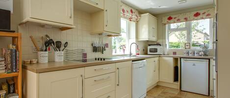 Kylskåp, mikrovågsugn, ugn och spishäll