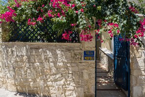 A stone wall with a sign reading "Villa Nefeli" and a blue gate. - Villa Kallergi - Nefeli (450 m2) House for 6, west-central Crete (Rethymnon)
