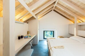 5 bedrooms, iron/ironing board, Internet, bed sheets