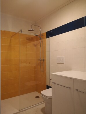 Shower, hair dryer, towels, toilet paper - A stone's throw from the sea .. (Atrani)