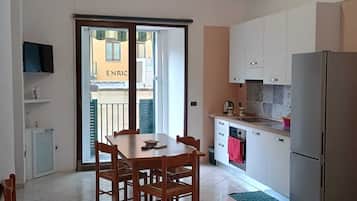 Geladeira, fogão, cooktop, chaleira elétrica