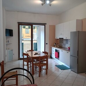 Fridge, oven, stovetop, electric kettle