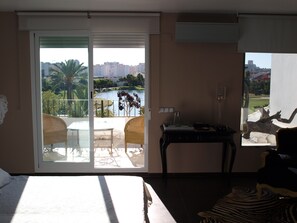 5 chambres, coffres-forts dans les chambres, fer et planche à repasser