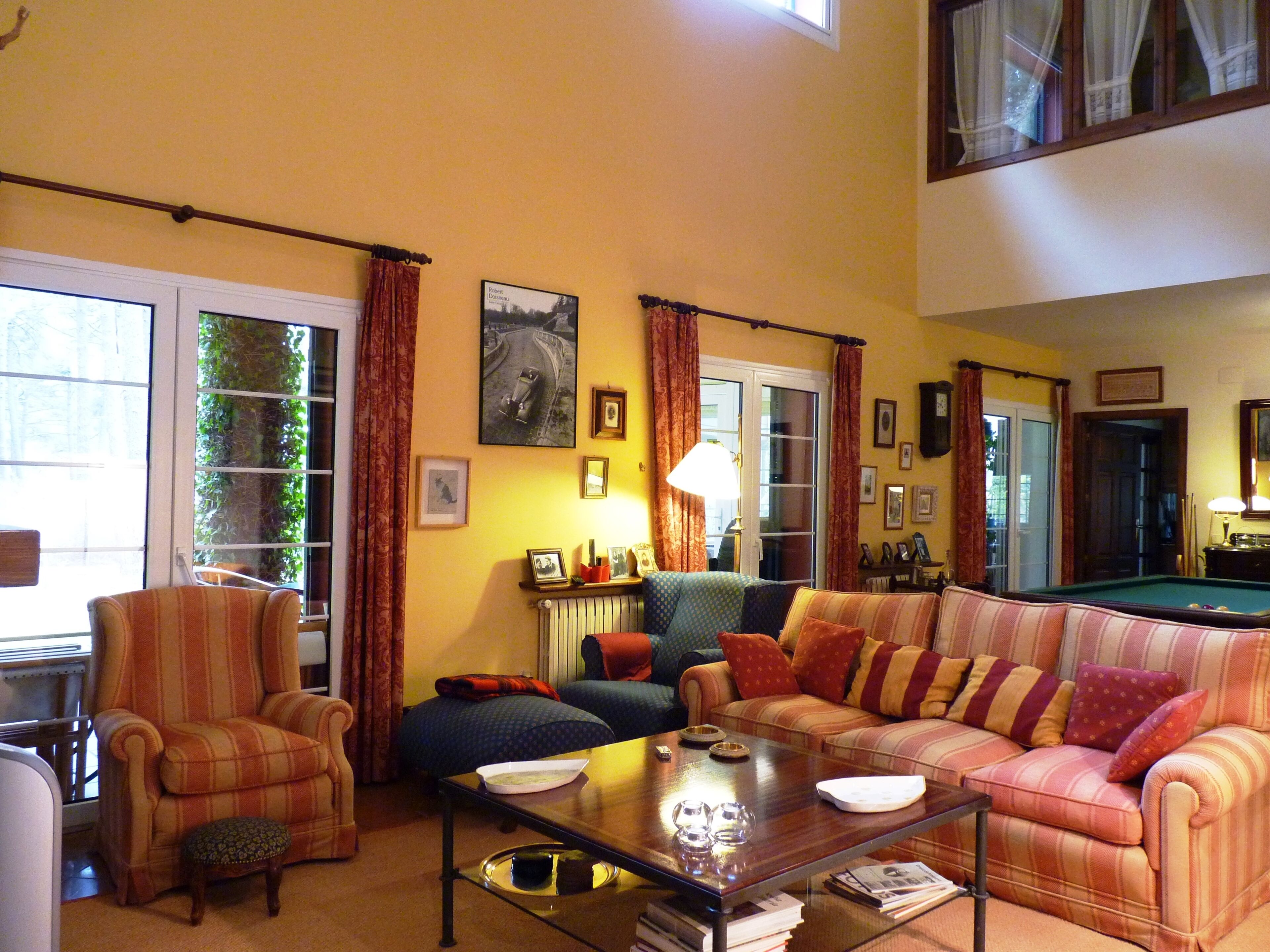 Villa in luxury community with tennis and pool in beautiful forest near Madrid