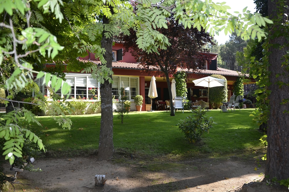 Villa in luxury community with tennis and pool in beautiful forest near Madrid