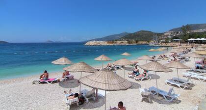 Nouvel appartement moderne de luxe avec vue imprenable sur la mer et piscine privée sur le toit.
