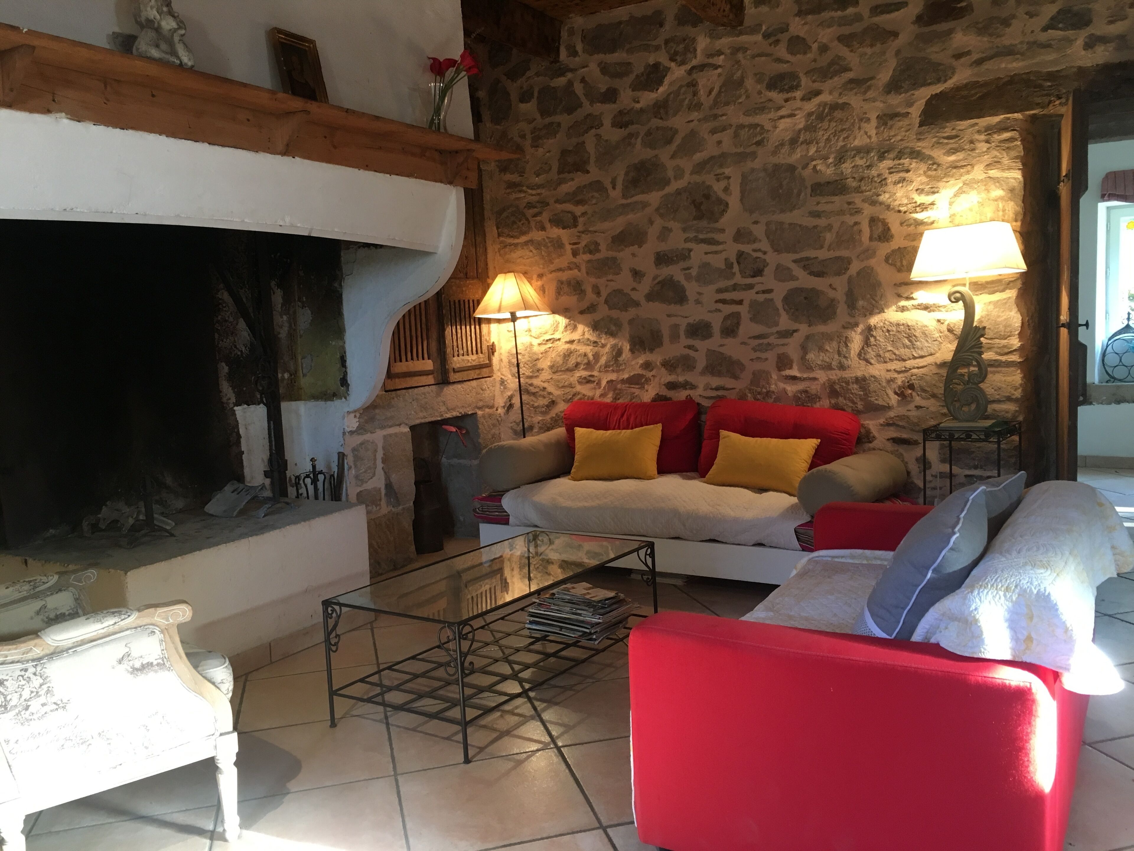 TV connectée, cheminée, lecteur de DVD, baby-foot