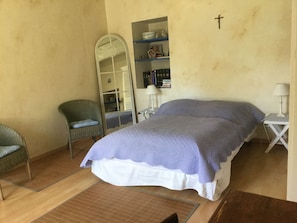 8 bedrooms, iron/ironing board, travel crib