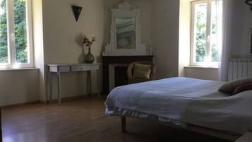 8 makuuhuonetta, silitysrauta/-lauta, vauvan matkasänky