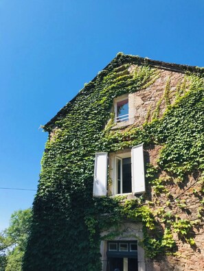 Exterior detail - Gîtes/Grande maison de famille à la campagne très calme 20 Pers, 8 chamb, 3 SdB (Montjaux)