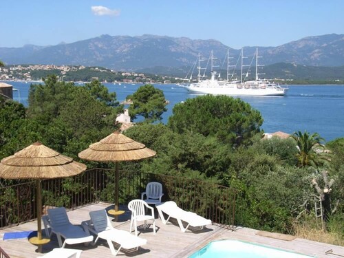 Grande  villa  en pierres avec piscine vue panoramique et accès direct mer