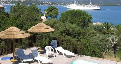 Grande villa en pierres avec piscine vue panoramique et accĂšs direct mer