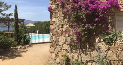 Grande villa en pierres avec piscine vue panoramique et accĂšs direct mer