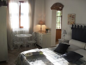 2 chambres, coffre-fort, fer et planche à repasser, lit de bébé portatif