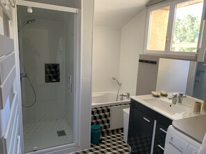 Badewanne, Haartrockner, Handtücher, Seife