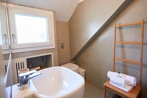 Shower, bidet, shampoo