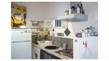 Réfrigérateur, plaque de cuisson, cafetiÚre/bouilloire