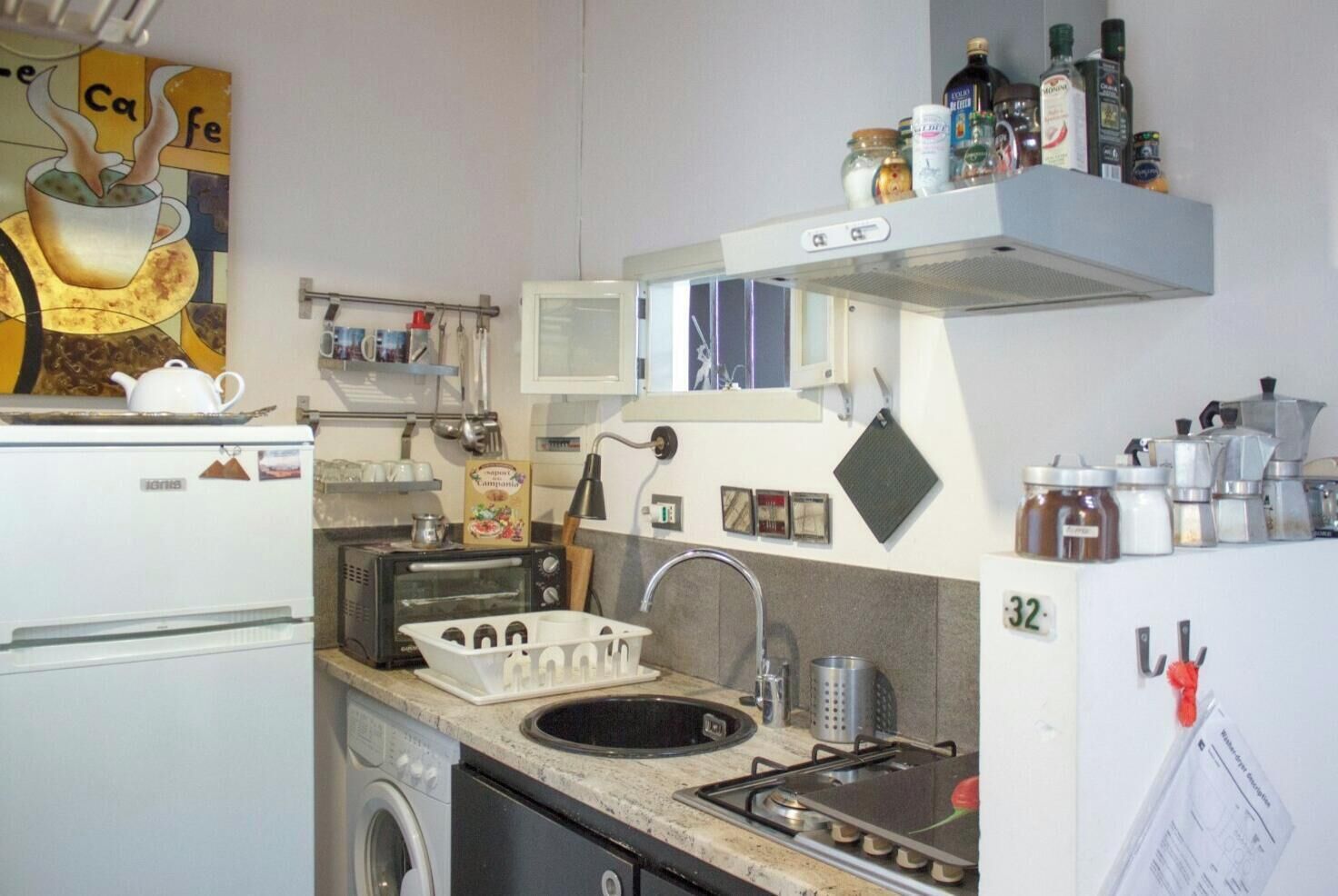 Frigorifero, piano cottura, macchina per tè/caffè, bollitore elettrico