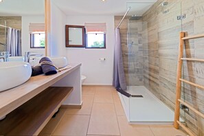 Badewanne, Haartrockner, Handtücher, Seife