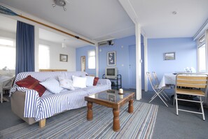 TV, fireplace, DVD player, books - Beach Retreat - the perfect seaside escape. (Seasalter)