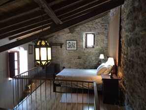 1 bedroom, iron/ironing board, travel crib, free WiFi - Charming house inside walls of Óbidos (Óbidos)