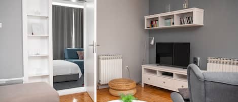 TV, fireplace