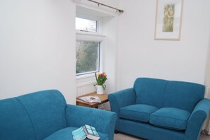 TV, DVD player, video library, stereo - Self Catering Rural Farm Cottage + Heated Pool Cornwall  (Launceston)