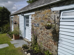 Exterior detail - Self Catering Rural Farm Cottage + Heated Pool Cornwall  (Launceston)